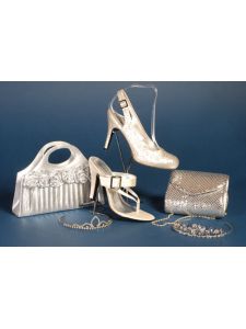 Ezüst alkalmi selyemszatén papucs és alkalmi cipö, ezüst alkalmi táskával