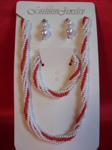 Aprogyöngyös fehér piros gyöngynyakékfonat fehér nagyobb gyöngyfülbevalokkal (Bi/1570)