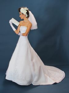Modern A-vonalú fehér menyasszonyi ruha 