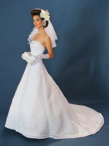 A-vonalú fehér menyasszonyi ruha 