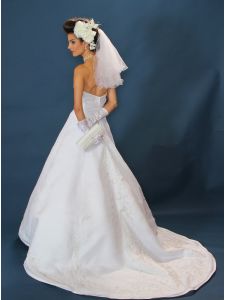 Elegánsan modern A-vonalú esküvői ruha
