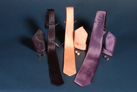 Férfi nyakkendők, selyem mellények és mandzsettagombok