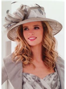Drapp színü elegáns női kalap tollal és masnival, Condici