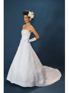 Modern A-vonalú fehér menyasszonyi ruha 