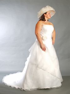Törtfehér organza és selyemszatén pántnélküli molett menyasszonyi ruha, Eternity Bride, hozzá menyasszonyi kalap, kalapok menü